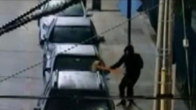“Yo sé que no me van a hacerme cana”: peatón enrabiado vandaliza 6 autos en la comuna de Providencia