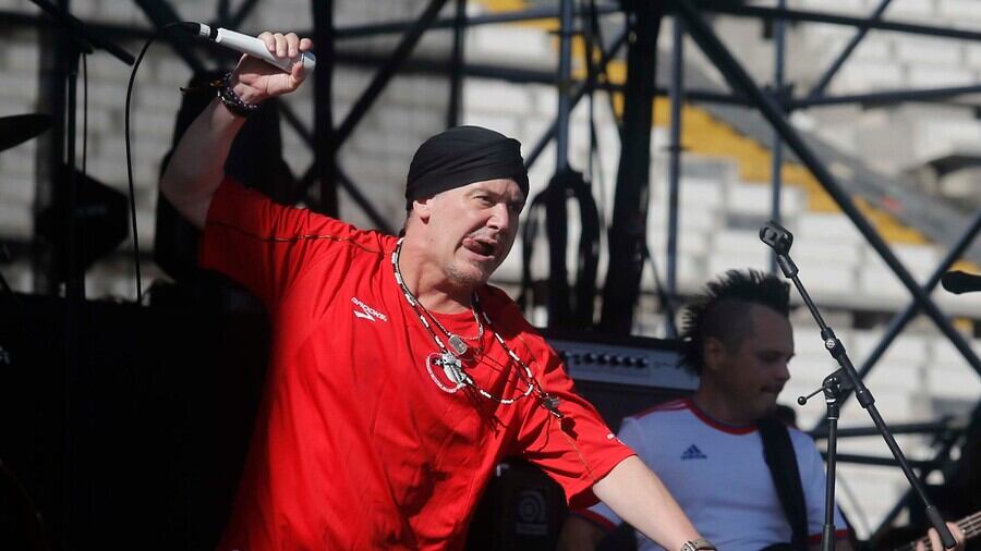 Mike Patton con la camiseta de "Chupete"