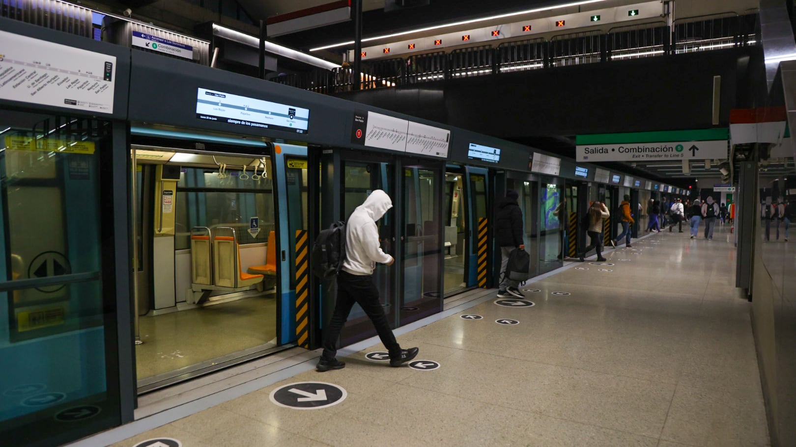 Este lunes debutaron las puertas de andén en la Línea 1