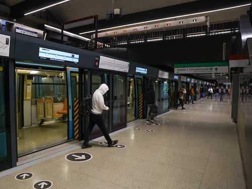 Metro de Santiago: este lunes comenzaron a funcionar completamente las puertas en el andén de San Pablo en la Línea 1