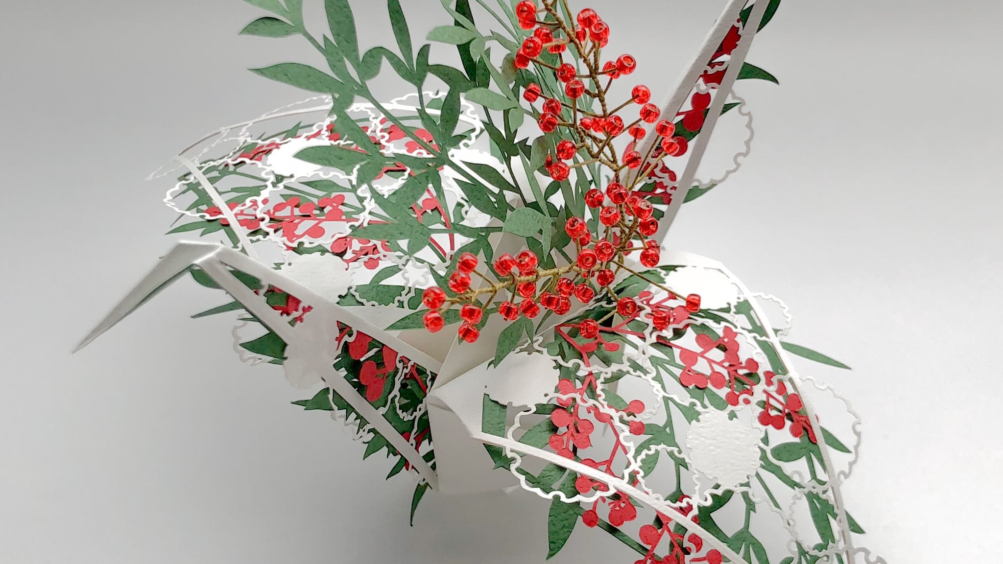 El artista japonés Naofumi Hama transforma una de las figuras más emblemáticas del origami —la grulla— en esculturas tridimensionales llenas de vida. Foto: cortesía.
