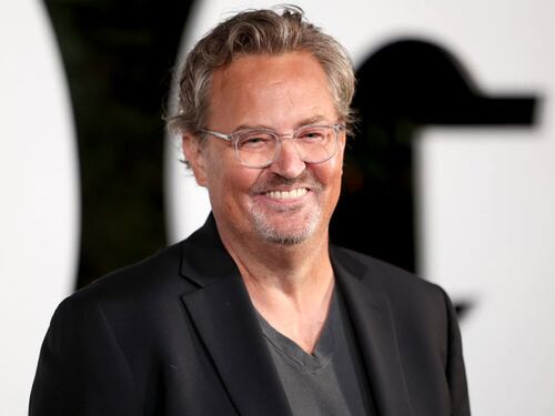 Rinden tributo in memoriam a Matthew Perry en gala de los Emmy