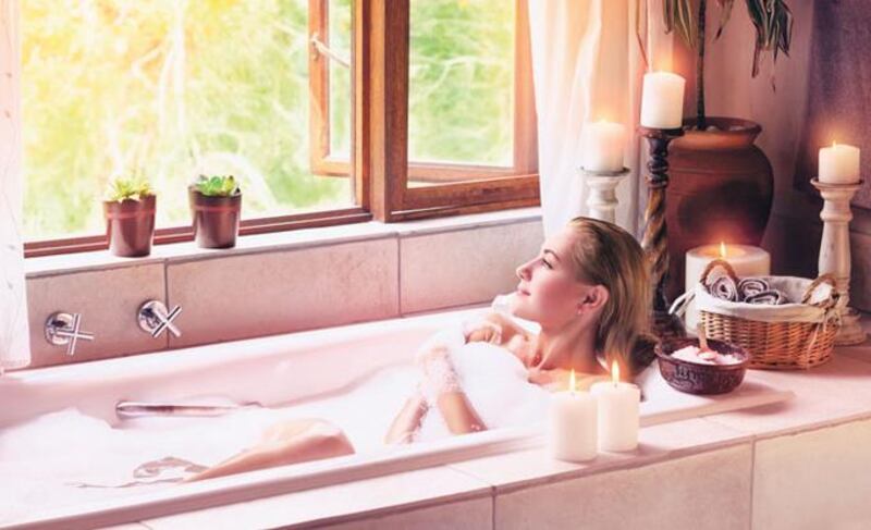 Al contar con una bañera podrás hacer un spa en casa completo.