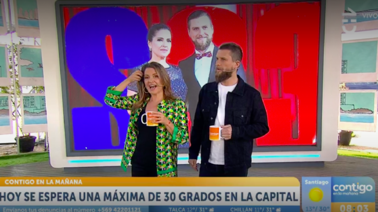 Este lunes debutó Jean Philippe Cretton en el matinal Contigo en la mañana acompañado de Monserrat Álvarez, con quien compartió la conducción del espacio ya que Julio César Rodríguez se fue de vacaciones.
La periodista recibió a su colega en la mañana con una cálida bienvenida y una llamativa broma. Sin embargo, Jean Philippe también partió su debut con un divertido chascarro en medio de una conversación con Monserrat.
Todo comenzó en medio de un despacho desde Estación Central, cuando la notera Daniela Muñoz conversó con una chica a la que le acababan de pedir matrimonio.
Monse entonces aprovechó la situación para recordar una particular anécdota de su vida personal. “A mi nadie me ha pedido matrimonio, nunca, yo pedí matrimonio”, reveló la conductora, sorprendiendo a Jean Philippe
Tras esto, la periodista relató que ella le pidió la mano a su pareja, mientras estaban en una popular sandwichería en Plaza Italia.