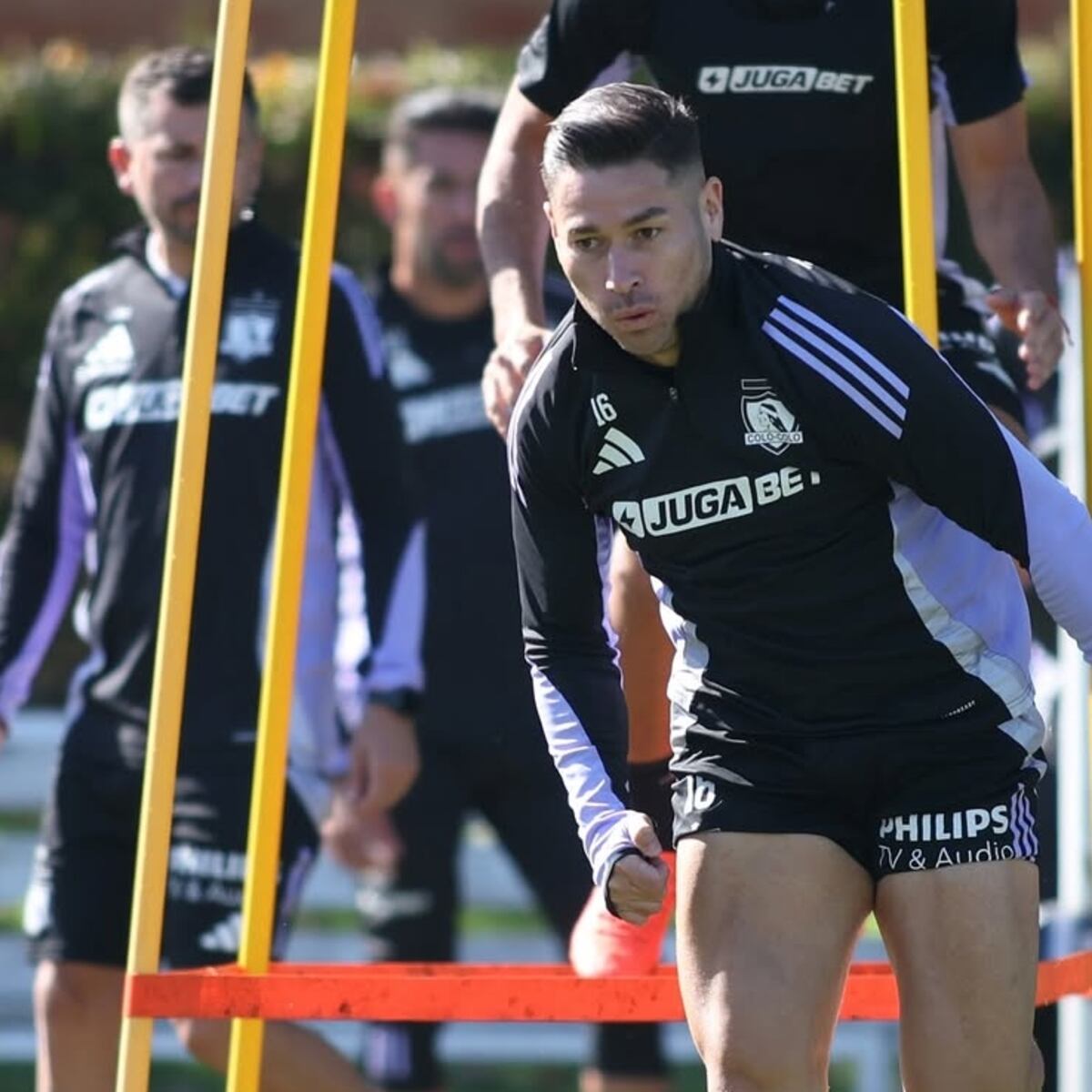 Revelan conflictos entre plantel de Colo Colo y Jorge Almirón Revelan conflictos entre plantel de Colo Colo y Jorge Almirón