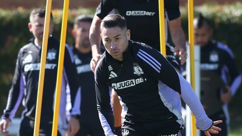 “Cuando no tienes conexión con tus futbolistas”: revelan que conflictos entre el plantel de Colo Colo y Jorge Almirón iniciaron en la pretemporada alba