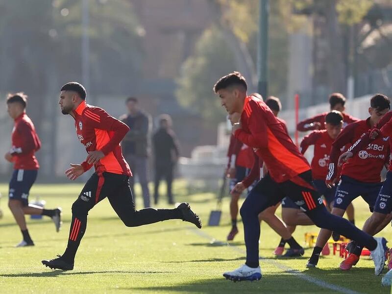 “Lo tenía dentro de los posibles titulares”: Gareca suma sensible baja por lesión en la Roja para los duelos frente a Argentina y Bolivia