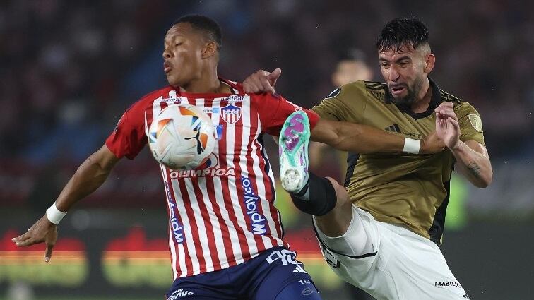 Mauricio Isla fue uno de los futbolistas albos que jugó en el histórico triunfo de Colo Colo en Colombia.