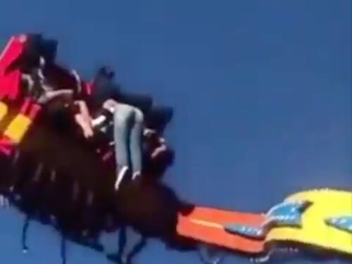 Momento en el que joven quedó colgada de un juego mecánico en Paraguay y causó pánico