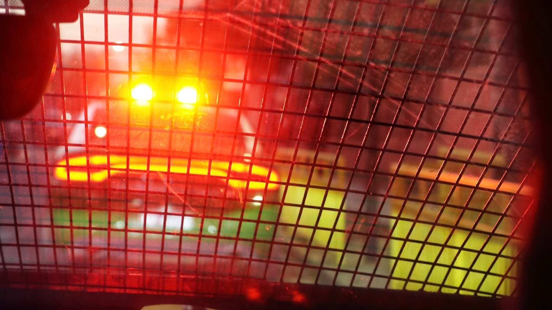 Efectivos de Carabineros en un vehículo de la institución.