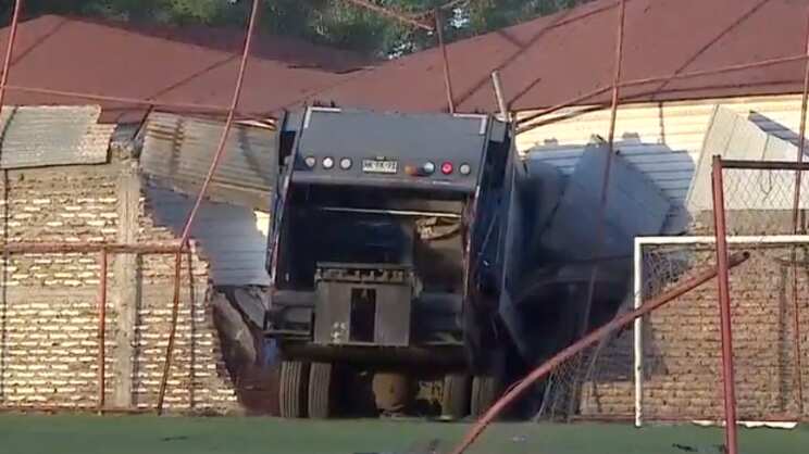 Camión de basura choca contra motel