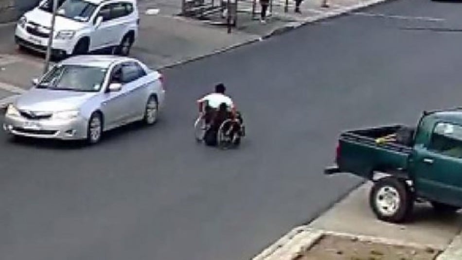 La jornada del lunes, la justicia condenó a un hombre que asaltó a una persona para robarle la silla de ruedas en la que se movilizaba, en la ciudad de Punta Arenas, hecho por el que arriesga hasta 10 años de cárcel.