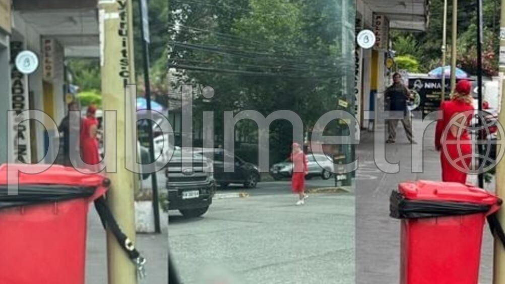 A las 11:30 de la mañana, en la intersección de La Capitanía con Cristóbal Colón, en la comuna de Las Condes, una camioneta Ford negra se detiene en los estacionamientos de unos locales comerciales. Al volante, una mujer rubia desciende del vehículo, luciendo un vestido rojo ceñido al cuerpo, con la espalda descubierta y un gorro del mismo color cubriendo su cabeza. A vista del Publilover, la mujer era igual, idéntica, o más bien, la mismísima diputada Maite Orsini.
Hasta ese momento, nada fuera de lo común. Excepto, cuando corroboró que la patente y corroboró que corresponde a la de Jorge Valdivia.
“Me acabo de encontrar con Maite Orsini en Colón con La Capitanía bajando de la camioneta negra del Mago Valdivia”, fue el relato del testigo.
En las imágenes camina hacia uno local comercial donde venden pollos asados, conversó con un hombre que estaba afuera del recinto y luego se devolvió al vehículo, sin comprar nada. Al parecer, aún no estaban listos, señaló la fuente.
Días atrás, distintos mensajes llegaron hasta la periodista Cecilia Gutiérrez, informándole que la diputada fue vista junto a Valdivia en Viña del Mar.
“Tres fuentes me lo dijeron, pero no tenía fotos. Pamela Díaz se contactó con ella, pero le aseguró que a esa hora estaba en el Congreso”.
Publimetro se contactó con el equipo de Maite Orsini, quienes señalaron no tener información al respecto.
“Disculpa, no tengo información al respecto”, señaló luego de revisar la imagen de Maite al lado de la camioneta, donde se corrobora que la patente del vehículo es la misma que se vio cuando fue encontrada despues de ser robada, tiempo atrás.
Sobre el horario de Orsini en el Congreso, a diferencia de Joaquín León, que pidió permiso para acompañar a Cathy Barriga en tribunales, la diputada tiene agenda a las 15 y 17 horas en Valparaíso.