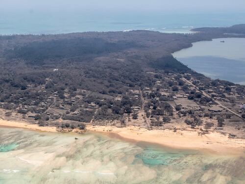 Así se ven desde el aire los daños tras la erupción del volcán de Tonga