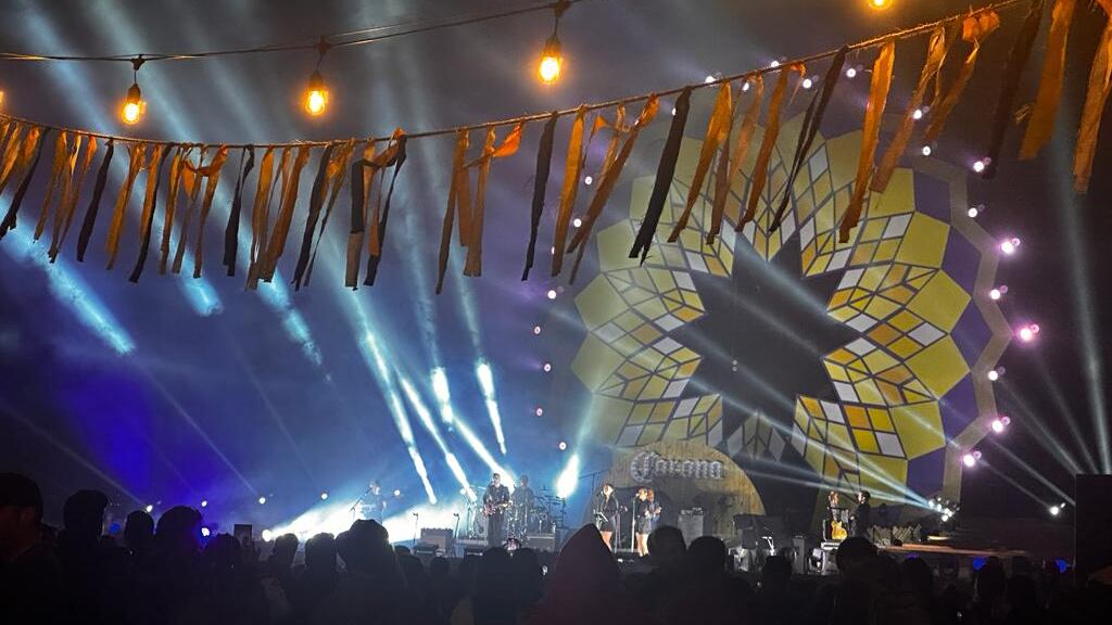 El mencionado line up se alineó a la perfección con la propuesta de Cerveza Corona, que envolvió el sunset moment con un llamativo show lumínico y un grupo de danza que acompañaron la puesta de sol con un tributo a la naturaleza y reforzando el mensaje de cuidado del medioambiente.
“Estamos muy contentos por haber realizado una nueva edición de nuestro Corona Sunsets. Una instancia promovida por Cerveza Corona desde hace muchos años pero que en esta edición quiso dar un salto de calidad en línea con el World Tour que la marca impulsó a nivel global. Chile fue uno de los favorecidos con ser parte de esta serie de festivales y hoy se demostró la conexión del público nacional con esta propuesta”, aseguró Camila Plass, Marketing Manager de Corona Chile.
Con estándares internacionales de sustentabilidad
Una de las metas centrales que tuvo Corona Sunsets Festival desde su creación fue el rendir tributo al planeta y continuar con su misión de difundir el cuidado del medioambiente. Un compromiso que buscaba concretarse a través de la certificación Blue Oceanic, aprobación internacional que el festival recibiría por sus buenas prácticas en la producción del evento y la huella que puede dejar en el lugar donde se aloje.
“Nos pusimos como una de las metas principales el cumplir con las distintas tareas que nos entregó Blue Oceanic para recibir esta importante certificación de sustentabilidad porque como marca creemos fielmente en estas iniciativas. Cerveza Corona lleva años poniendo al medioambiente en el centro de sus preocupaciones y Corona Sunsets Festival no sería la excepción”, señaló Enrique Arteaga, Brand Manager de Cerveza Corona en Chile sobre esta contingente temática.
Un exitoso primer paso del World Tour con miras a 2024
La exitosa realización del Corona Sunsets Festival en Chile fue la segunda estación del World Tour que Cerveza Corona inició este 2023. Luego del debut en Sudáfrica el pasado 1 de abril de este concepto ampliado de sus festivales, playa Punta Piedra fue escenario de una propuesta que considera a nivel global a países como Japón, Colombia, Argentina, China, Grecia, Italia, Canadá y República Dominicana, entre otros.
La apuesta de la marca consiste en instalar este circuito planetario como una alternativa real para los amantes de la naturaleza, la música y la playa, razón que puso a Chile en el listado de spots y que cumplió con creces la expectativa inicial.
“El éxito de nuestra convocatoria y que el público creyera en un festival local, amable con el medioambiente y con una propuesta musical en línea con el espíritu de nuestra marca es una muestra del gusto de los chilenos por nuestra propuesta. No podemos adelantar mucho más, pero que no quepa duda que pronto volveremos a encontrarnos en torno a la música, la puesta de sol y nuestra cerveza”, cerró Camila Plass una vez finalizado el Corona Sunsets 2023.