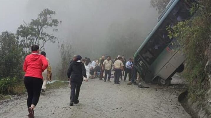 Bus turístico se volcó en carretera vía Machu Picchu, Cusco, y dejó a más de 15 turistas heridos.