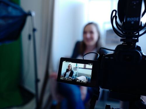 Presentadora de noticias confiesa que cantó en los buses para pagarse la universidad