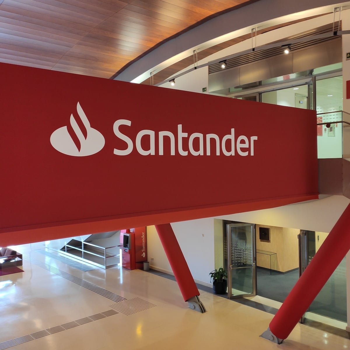 Clientes critican nuevo sistema de beneficios del Banco Santander Clientes critican nuevo sistema de beneficios del Banco Santander