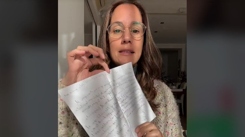 La mujer mostró la peculiar carta de su hijo a San Nicolás