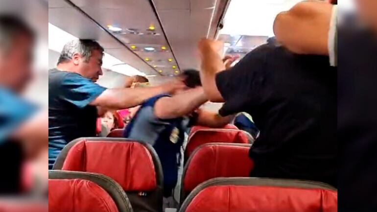 Durante la tarde de este lunes 20 de febrero se vivió una dura pelea al interior de un avión de Latam en Antofagasta por una discusión entre un pasajero con personal de la Dirección General de Aeronáutica Civil (DGAC), quienes le pidieron bajarse de la nave.
Todo surgió a raíz de una acusación por parte de otros tripulantes quienes aseguraron que un par de personas ingresaron en presunto estado de ebriedad. Poco después personal del avión denunció la situación a raíz del inicio de disturbios, según recoge Antofagasta Online.