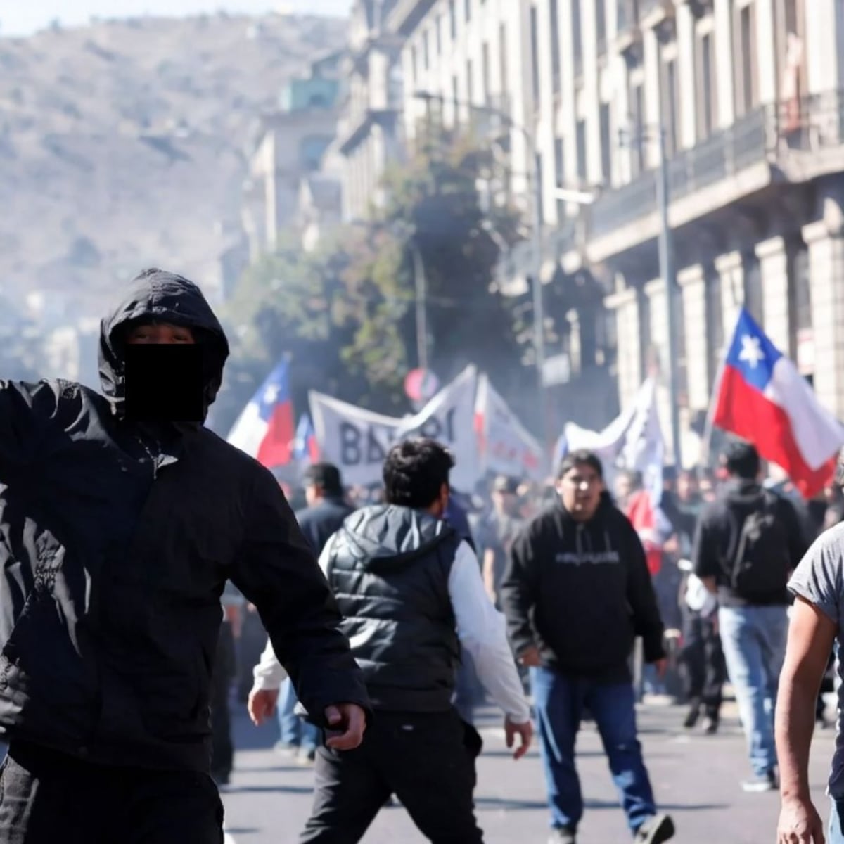 Andrés Alexis Vergara: Detenido por instalar barricadas incendiarias en manifestación estudiantil en Santiago Andrés Alexis Vergara: Detenido por instalar barricadas incendiarias en manifestación estudiantil en Santiago
