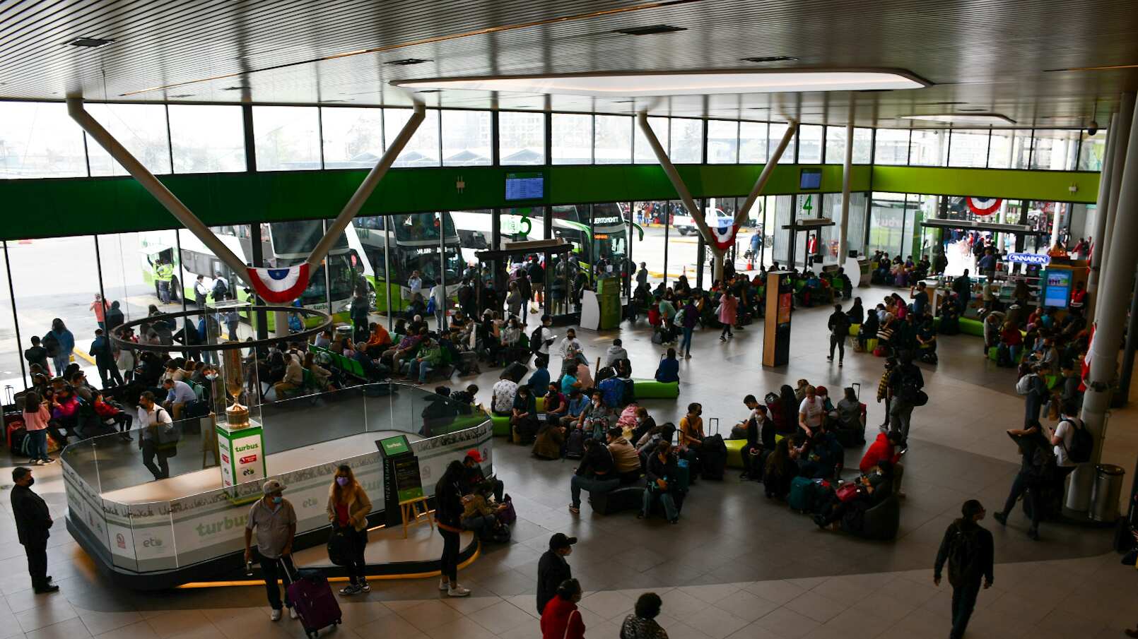 Alta concurrencia en terminal de buses Alameda | 15 de Septiembre 2022 / SANTIAGO
Alta concurrencia en terminal de buses Alameda por fin de semana largo de Fiestas Patrias. Capitalinos presentan un alto flujo de viajes interregionales que se realizarán en los diferentes terminales de Estación Central producto de las Fiestas Patrias.
FOTO: VICTOR HUENANTE / AGENCIAUNO