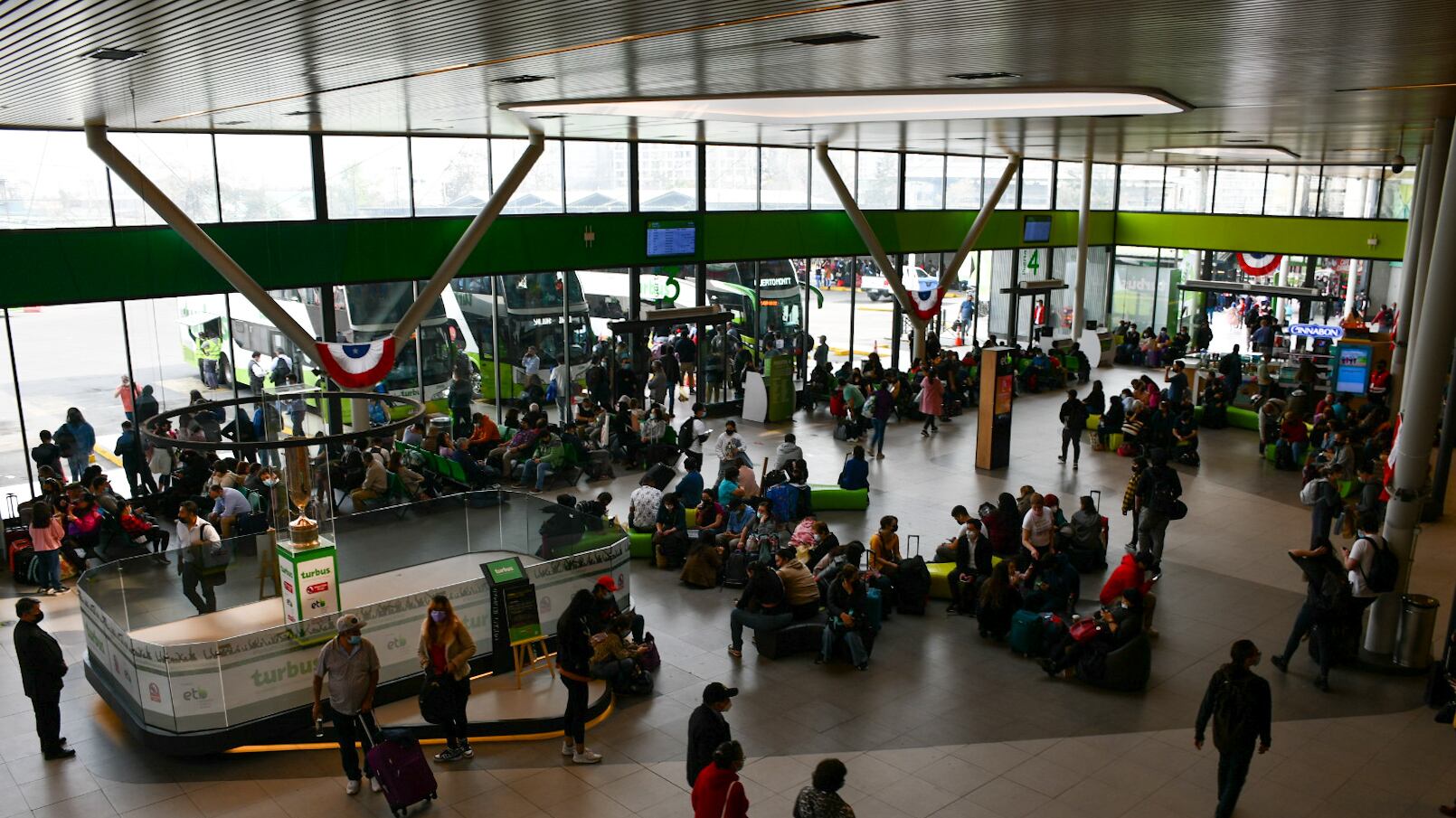 Alta concurrencia en terminal de buses Alameda | 15 de Septiembre 2022 / SANTIAGO
Alta concurrencia en terminal de buses Alameda por fin de semana largo de Fiestas Patrias. Capitalinos presentan un alto flujo de viajes interregionales que se realizarán en los diferentes terminales de Estación Central producto de las Fiestas Patrias.
FOTO: VICTOR HUENANTE / AGENCIAUNO