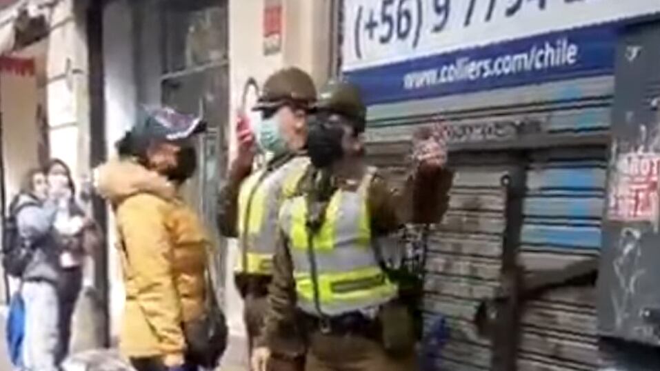 "NO PAGAN NI UNA" .... CARABINERA PIERDE LA PACIENCIA CON VENDEDORES AMBULANTES EXTRANJEROS
Tras reiteradas fiscalizaciones en el Centro de la Ciudad de Santiago, una Carabinera perdió la paciencia cuando un grupo de vendedores ambulantes no acató…