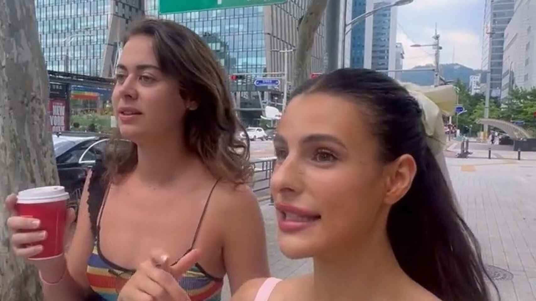 Influencer se queda dormida en el bus, y sufre una mala experiencia.