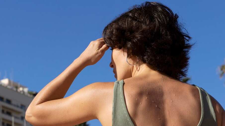 Anciana luchando con alta temperatura