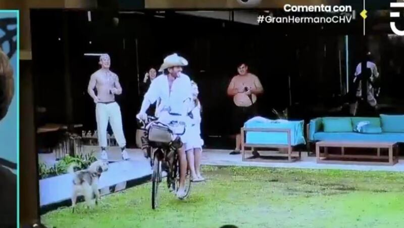 Tras la expulsión de Rubén Gutiérrez de Gran Hermano -acusado de realizar tocaciones sin consentimiento a Scarlette Gálvez mientras dormía- CHV borró todo rastro del excarabinero del reality. Sin embargo, hubo una imagen que se les pasó por alto, sorprendiendo a los televidentes.
Todo ocurrió cuando en el programa de telerrealidad revivieron el casamiento simbólico de Jennifer Galvarini, La Pincoya, y Federico Farrel, como una forma de contarle a Francisca Arenas, Papá Lulo, lo que había hecho su amiga cuando él fue eliminado.
Momento donde Panchito contó que aprueba la unión porque “no soy celoso”, dijo sacando risas.
En ese momento decidieron mostrarle las imágenes, puesto que reconoció que no vio el reality cuando estuvo fuera del encierro, puesto que “me bajaba una pena enorme” cuando veía a Pincoya y Constanza.
Fue ahí que en el momento que Pincoya y Fede se suben a la bicicleta del argentino para dar una vuelta por el patio de la casa, cuando se ve la figura del excarabinero sin polera mirando la romántica escena.
Tras ello, los comentarios de los televidentes no se hicieron esperar y dejaron sus impresiones al ver nuevamente al exparticipante, quien fue sacado de la casa sin derecho a dar ningún tipo de declaración y terminando su contrato con el canal de manera inmediata.
“El relleno tan malo, que ni alcanzaron a borrar a Rubén”, “estaba el Ru…”, “apareció Rubén. OMG” y “Rubén no estaba muerto, solo estaba muy escondido en las ediciones. Hoy fallaron”, fueron algunos de los comentarios que consignó La Cuarta.