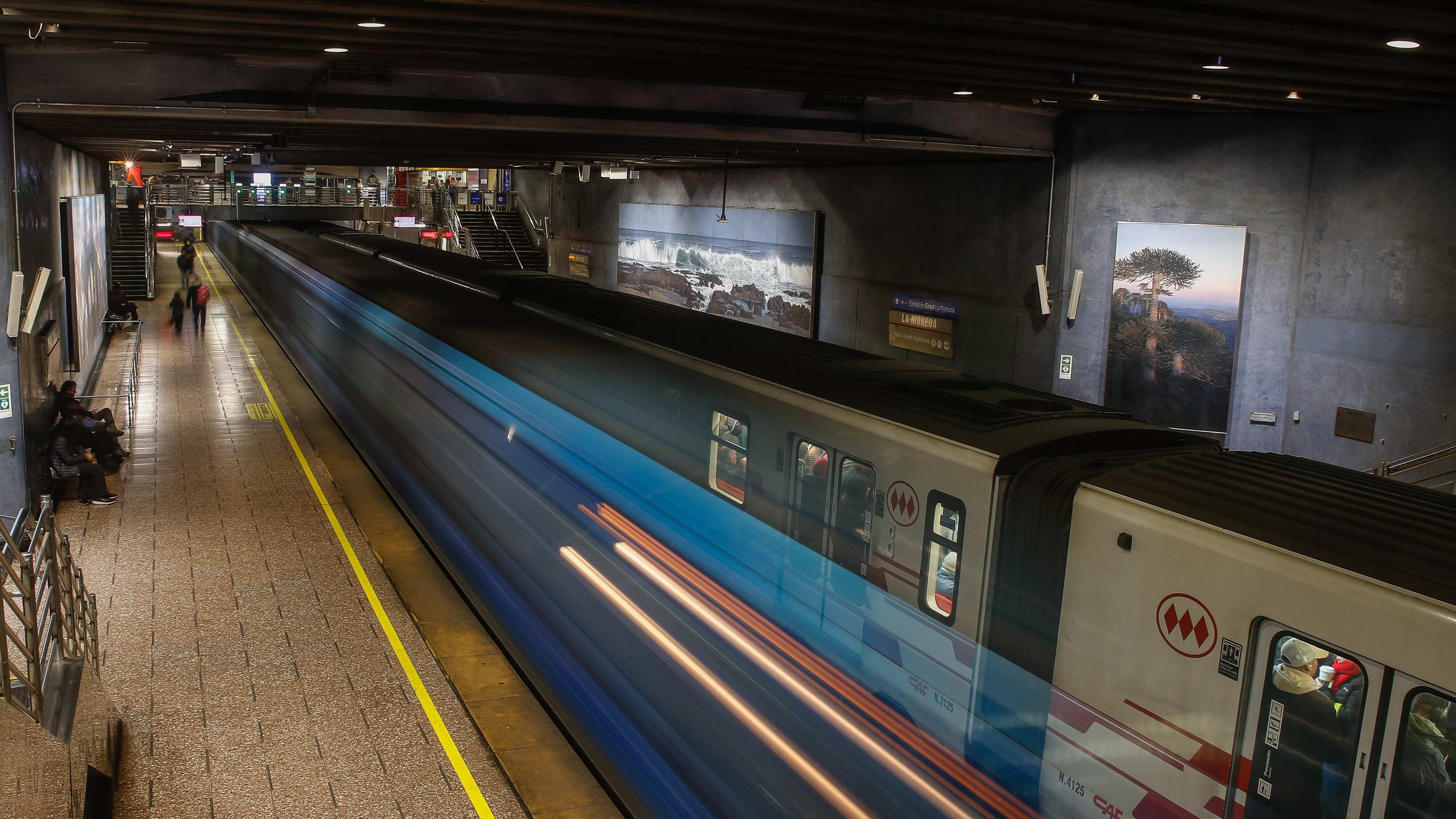 Metro posee mejor conectividad movil de Sudamérica | 03 DE SEPTIEMBRE DE 2024 / SANTIAGO
El ministro de Transportes, Juan Carlos Muñoz, junto al Gerente General de Metro Felipe Bravo y el gerente general de Entel Antonio Büchi informan que Metro De Santiago es la red de trenes subterráneos con mejor conectividad movil de Sudamérica
FOTO: DIEGO MARTIN/AGENCIAUNO