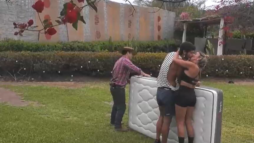 Angélica Sepúlveda le roba un beso a dos personajes de "Tierra Brava"