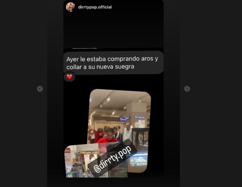 Tras gritar su amor a los cuatro vientos por Camila Andrade y reconocer que se proyecta con ella, la pareja se dejó ver con total naturalidad el pasado fin de semana en el Mall Los Domínicos, en Las Condes.
Si bien, llamó la atención que ya no se hicieran problemas por mostrarse en público, también fue muy comentada la fotografía donde se ven las caras de asombro de las vendedoras, quienes parecían que estaban listas para colocar el hervidor y preparar el tecito, al tener a la pareja del año frente a sus ojos.
Pero, eso no fue todo, porque según las malas y buenas lenguas que les gusta el “chismecito”, revelaron qué es lo que andaba comprando Kaminski en el sector de mujeres. Y al parecer, sería para su suegra a quien decidió sorprender con un engañito. 
Así lo revelaron desde la cuenta @diirtypop.official, quien le comentó a la reina madre de la farándula Cecilia Gutiérrez, lo que andaba buscando el locutor radial para conquistar a su nueva suegro. Esto, porque, la madre de su exmujer, no lo quiere ver ni en pintura e incluso semanas atrás trató de “ratas” a los excompañeros de La Red. 
“Ayer le estaba comprando aros y collar a su nueva suegra”, escribió, junto a unas fotografías.