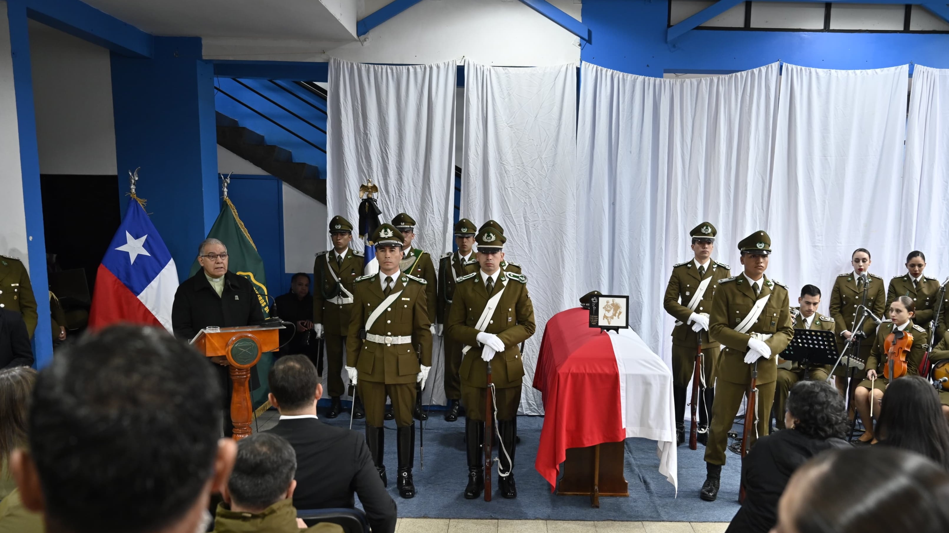 El mandatario llegó esta mañana al funeral de Vidal en Curanilahue junto al general director de Carabineros.