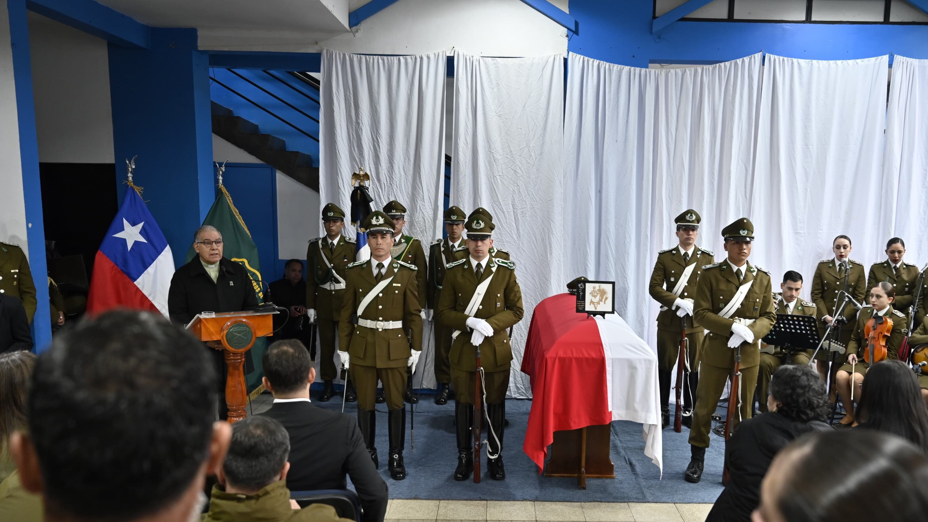 El mandatario llegó esta mañana al funeral de Vidal en Curanilahue junto al general director de Carabineros.