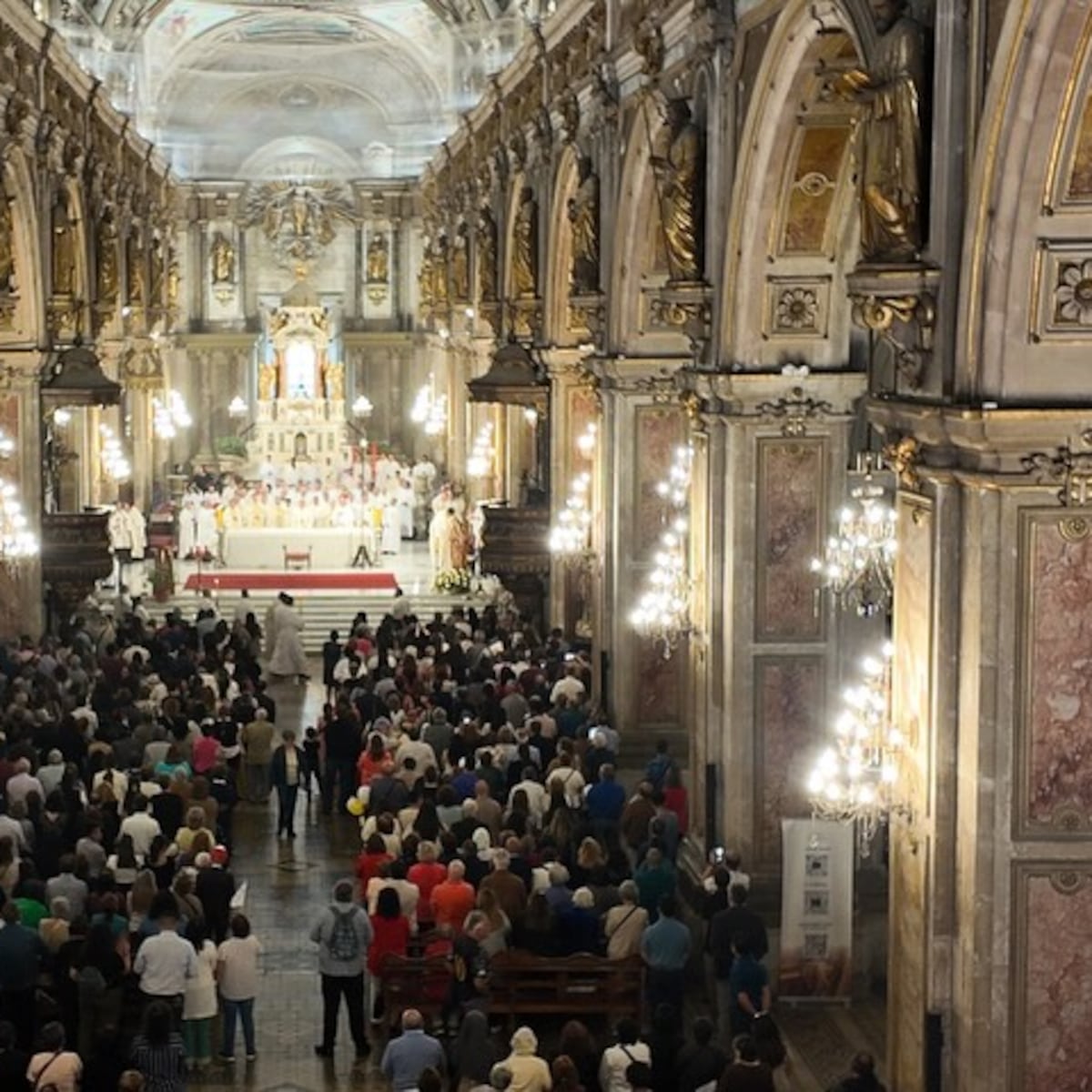 Arzobispado denuncia robo de candelabros del siglo XVIII en Catedral de Santiago Arzobispado denuncia robo de candelabros del siglo XVIII en Catedral de Santiago