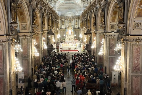 “El valor es sobre todo espiritual”: arzobispado denuncia robo de candelabros del siglo XVIII desde la Catedral de Santiago