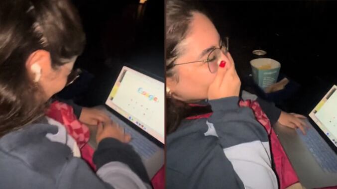 La joven no se imaginó que su jefe la llamaría, mientras estaba en el cine