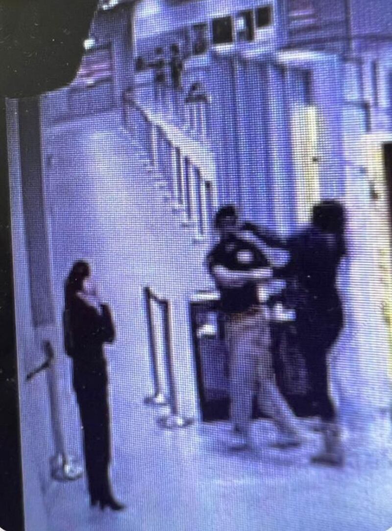 La mujer se contactó con la periodista Paula Escobar, a quién le relató cómo fueron los hechos, asegurando que la Geisha chilena estaba totalmente ebria y fuera de sí.
“Te cuento lo que paso con la Anita... ayer ella estaba dada vuelta de lo cosía, muy muy ebria!. Entró a policía y le metió conversa a una persona de la aerolínea, entonces el policía la dejó estar ahí en la entrada.... Pero salió corriendo y en dos oportunidades casi se cae de lo curá que estaba.. todo el mundo mirándola...”, contó.
“Se pasó por entremedio de las casetas de la PDI... Llegó hasta Avsec (seguridad aeroportuaria) y ahí el policía la agarró para echarla y ella le pegó un combo... que sonó!”, dijo la mujer.
Tras esto, el uniformado “se la llevó para afuera y ella pegaba manotazos y arañazos. Lo rasguñó en la cara en dos partes y se cayó al suelo... Entonces, la niña de la aerolínea que estaba ahí corrió a pedir apoyo a mas policías”, contó, adjuntando capturas de pantalla de las cámaras de seguridad.