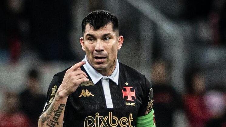 El jugador chileno está en nuestro país por la enfermedad de su madre.