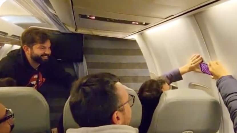 Gabriel Boric viendo la carrera de Martina Weil