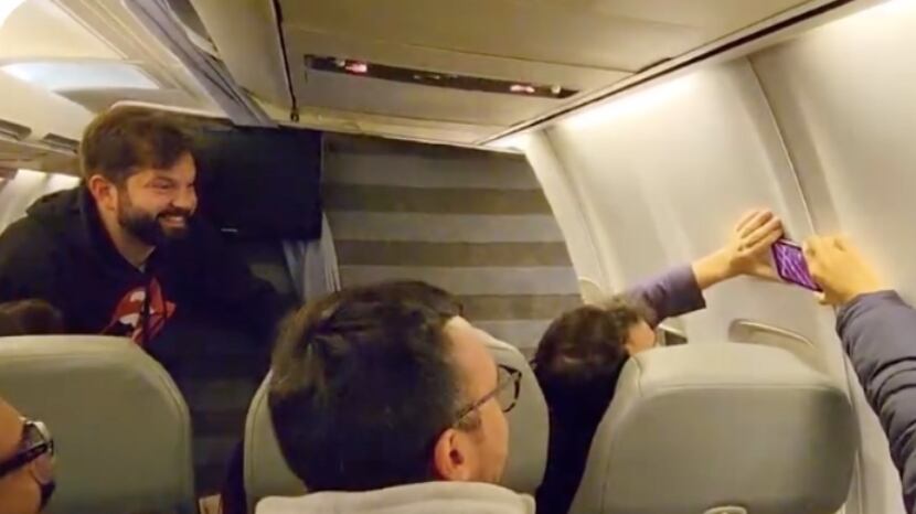 Gabriel Boric viendo la carrera de Martina Weil