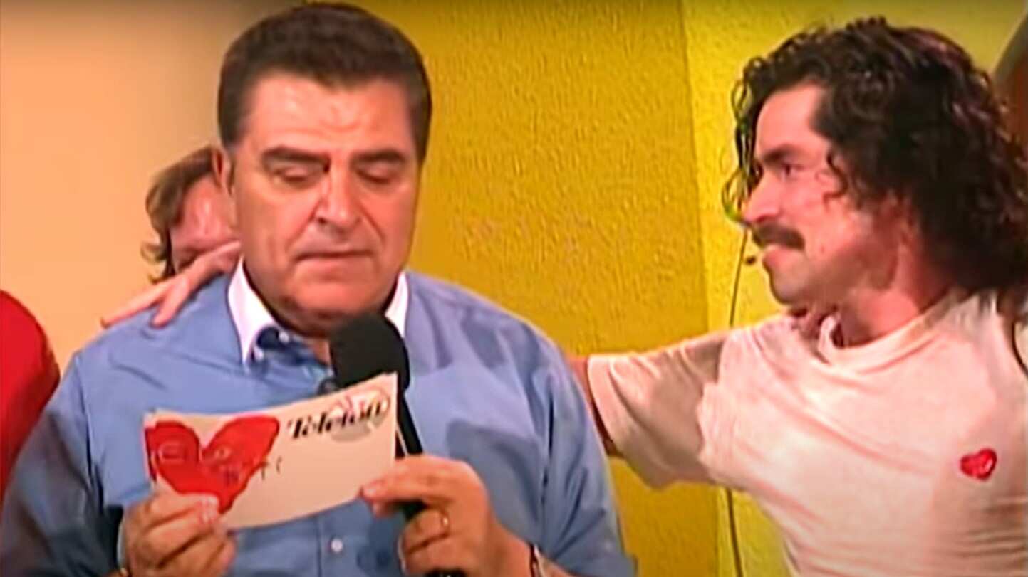Fue el año 2004 cuando el joven Sebastián Demangel sorprendió hasta las lágrimas a Don Francisco y a los televidentes con su emotiva historia de vida en la Teletón. Hoy vuelve a impactar, pero por el violento asalto que sufrió con arma un blanca al interior de su casa en Maitencillo, informó La Estrella de Valparaíso.
El dramático hecho ocurrió el pasado 2 de julio, en horas de la tarde, cuando Demangel se encontraba en el segundo piso del inmueble, junto a otra persona. En ese momento, ingresaron cinco antisociales, quienes subieron las escaleras y llegaron hasta la habitación, donde golpearon y maniataron a los residentes.
Además, los amenazaron con armas e incluso apuñalaron a Sebastián en una de sus piernas, consignó Bío Bío.
Tras eso, los violentos delincuentes robaron diversas especies y escaparon. Carabineros, en tanto, ayudó a las víctimas y Sebastián Demangel fue trasladado a Santiago para recuperarse.
La emotiva historia de Sebastián
El histórico caso de Demangel contaba cómo volvió a hacer su vida diaria luego que lo atropellaran. El joven, además, es recordado no solo por su gran historia de superación, sino que también porque siempre tomaba la micro 641, donde terminó haciendo una amistad con los choferes, quienes en un principio pensaban que estaba ebrio, cuando en realidad tenía una discapacidad.
Finalmente, Sebastián Demangel terminó subiendo gratis al transporte público, por lo que con los ahorros decidió invitar a un asado a todos los choferes. La historia conmovió a Don Francisco durante la primera emisión, dejándolo emocionado hasta las lágrimas.