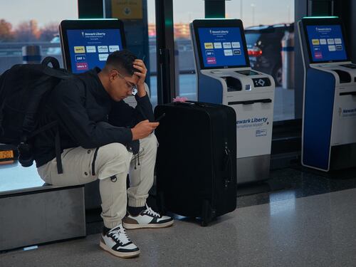 Caos en los aeropuertos de Estados Unidos: Aerolíneas cancelan cientos de vuelos debido al cierre del gobierno