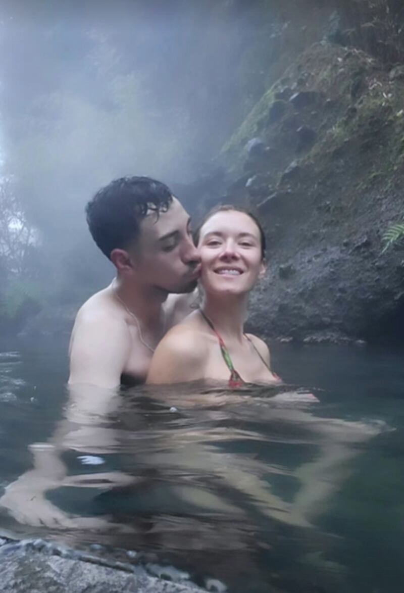 Puro amor. Eso es lo que transmitieron Carla Jara y Diego Urrutia abrazados al interior de una terma en el sur del país. Imagen que compartió la exesposa de Francisco Kaminski en sus historias de Instagram, junto a la canción “Felicitá”, de Al Bano y Romina Power.
Fue en en Coñaripe, Región de Los Lagos, donde la pareja tuvo unos días de romance, disfrutando las bondades de la naturaleza. Precisamente, en las Termas Geométricas, ubicadas dentro del Parque Nacional Villarrica,
En la idílica foto, ambos están al interior del terma y él besa en la mejilla a Jara, quien sonríe a la dando cuenta de la “Felicitá” actual que siente su corazón, tras su mediático quiebre matrimonial, donde hubo una tercera persona comprometida.
Con esta postal, se echan por tierras los rumores de separación, tras las últimas acusaciones que recibió el comediante que triunfó en el Festival de Viña del Mar el año 2023.