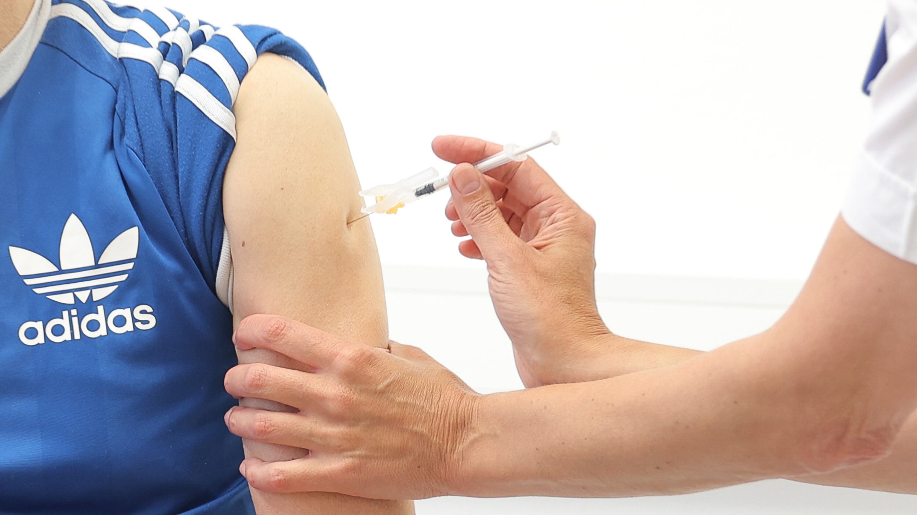 Vacunas. Para el doctor Francisco Moreno, “se tienen que seguir actualizando, ya que se trata de un virus que sigue mutando”. / Getty Images