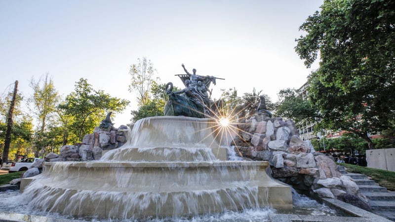 Con un llamado a cuidar el monumento y brillando como hace 100 años: autoridades reinauguraron la Fuente Alemana en pleno Parque Forestal