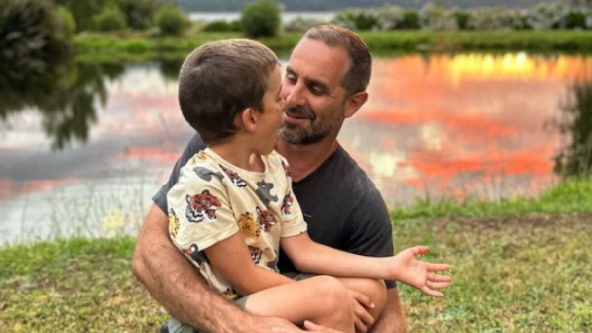 A cinco años de la muerte de la periodista Javiera Suárez, producto de un cáncer, su marido Cristián Arriagada reveló en el programa Más que titulares las inquietudes que está manifestando el pequeño hijo Pedro Milagros, respecto a la partida de su madre.
“Me empezó a preguntar: ‘¿Qué hay debajo de esto?, Si yo hago un hoyo, ¿va a estar el cuerpo?’”, desclasificó el doctor, respecto a las primeras consultas del Pedrito.
Arriagada explicó que durante todos estos años se fue preparando para poder explicar a su hijo respecto a la partida de la periodista.
“Una de las cosas que yo entendí muy rápido, es que los niños ven la vida como en silencio, todo pasa alrededor de ellos, pero no entienden qué está pasando, y los adultos lo vemos de otra forma. Los niños captan lo que quieren captar y el 90% se lo toma más personal”.
Por eso motivo, siempre trató de “subtitular” lo que estaba pasando.
“Una de las decisiones que tomamos al principio de la enfermedad es que no había secretos, todo se hablaba, lo bueno y lo malo, y eso era extensivo a distintos niveles, pero sobre todo con Pedro. Cuando la Javiera se murió, el tema era que la mamá se fue al cielo y obviamente muy conectados a la espiritualidad, entonces con Dios y la Virgen, ahora es un ángel, está en el cielo, preguntaba: ‘Y cuando yo me muera, ¿la voy a poder ir a ver?’, ‘Sí, la vas a ver’ (respondía), y todo un poco de la imagenología que uno usa”, explicó.
Pero, la curiosidad de Pedro aumentó cuando realizaron la primera visita al cementerio.
“Pensé cómo le explico y le dije: ‘La mamá te dejó esta lápida con su nombre, y este es un jardín precioso para cuando quieras venir a verla, aquí está también’. Esto fue al principio, y se transformó en el jardín de la mamá”, consignó Página 7.
Sin embargo, a Cristián Arriagada le impactó cuando visitaron el cementerio para el Día de la Madre, y Pedro de siete años le preguntó si al hacer un hoyo, podría encontrarse con ella.