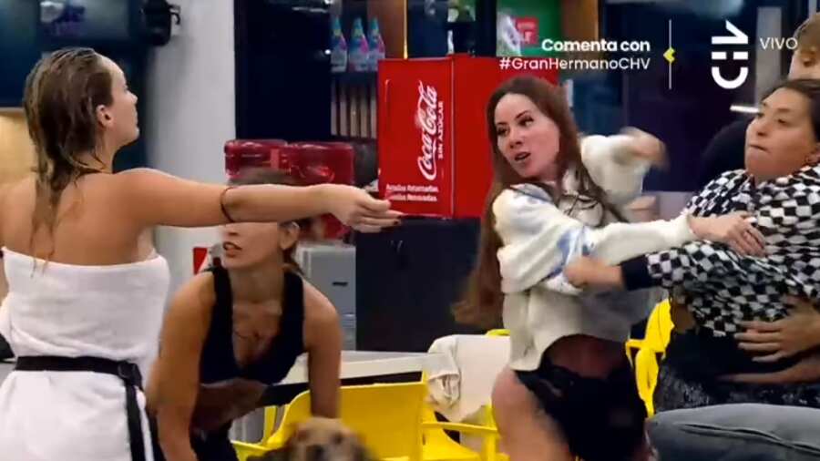 Una intensa pelea entre Francisca Maira y Jennifer Galvarini estuvo a milímetros de pasar a los golpes en Gran Hermano. Todo partió cuando Pincoya criticó a la rubia y al programa porque “acá todos son amigos”. Dando a entender, que la gran mayoría se conocía de afuera del reality. 
Ahí, Fran respondió en un tono despectivo y clasista contra la representante de Chiloé y la provocó diciéndole que afuera del reality no tendría futuro.